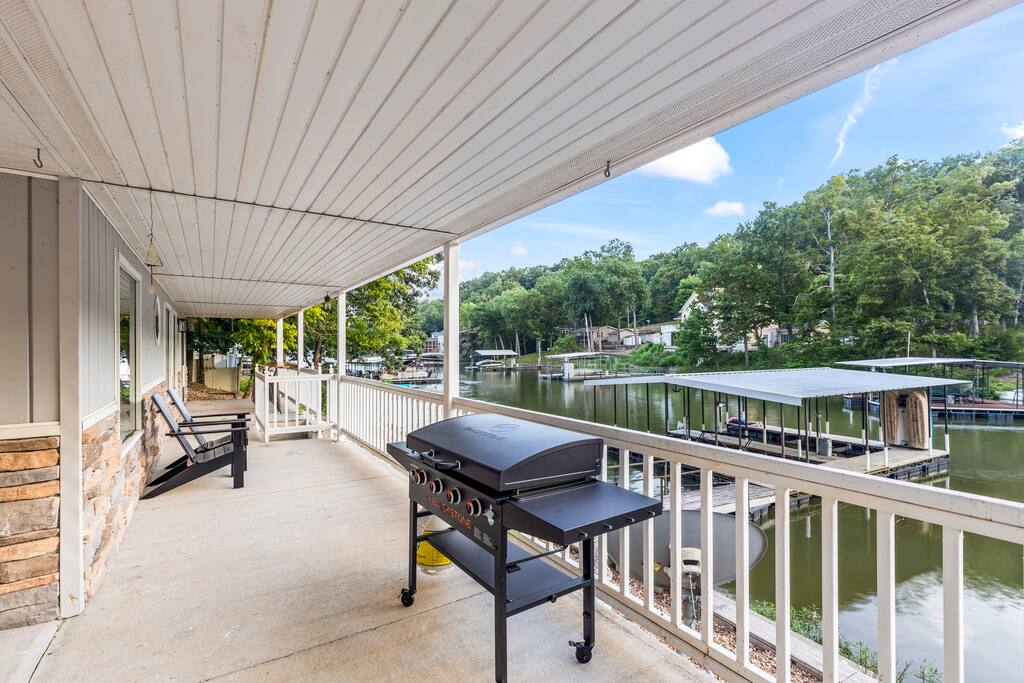 5br, 3bath Lakefront Retreat w/dock and grill