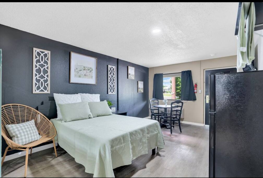 Queen Bed Studio Mins to Ft Campbell + APSU