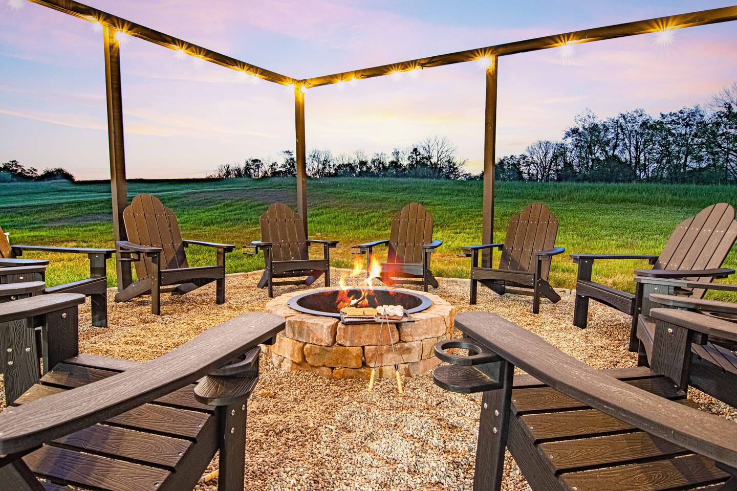 LUX Farmhouse| HotTub | Firepit | GameRm | 5-Acres