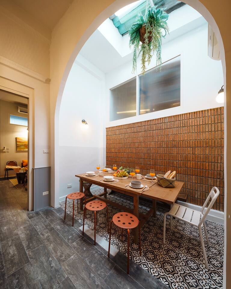 Large 10min BTS Full Kitchen & Lounge Concierge