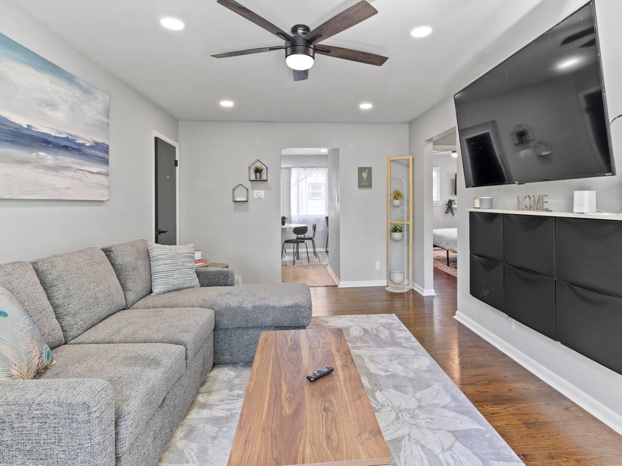 MKE 2 Bed Flat Apt W/ PKNG 15M Downtown