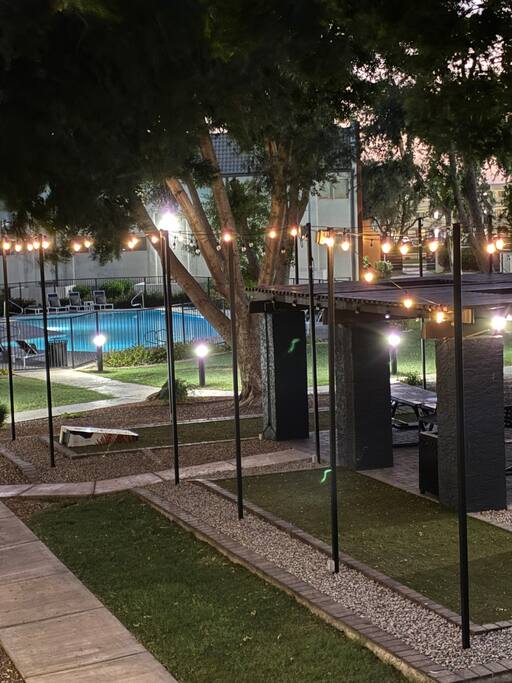 Spring trng, balcony, pools, king bed, 2 desks ASU