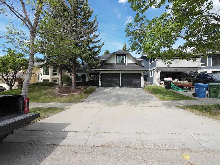 Grand 5BR Retreat | Pool Game, Garage, Backyard
