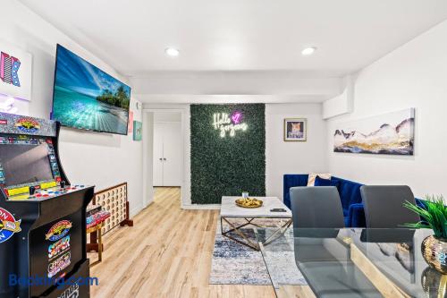 25%off - Chic 2BD | 1 Block to Beach Heaven