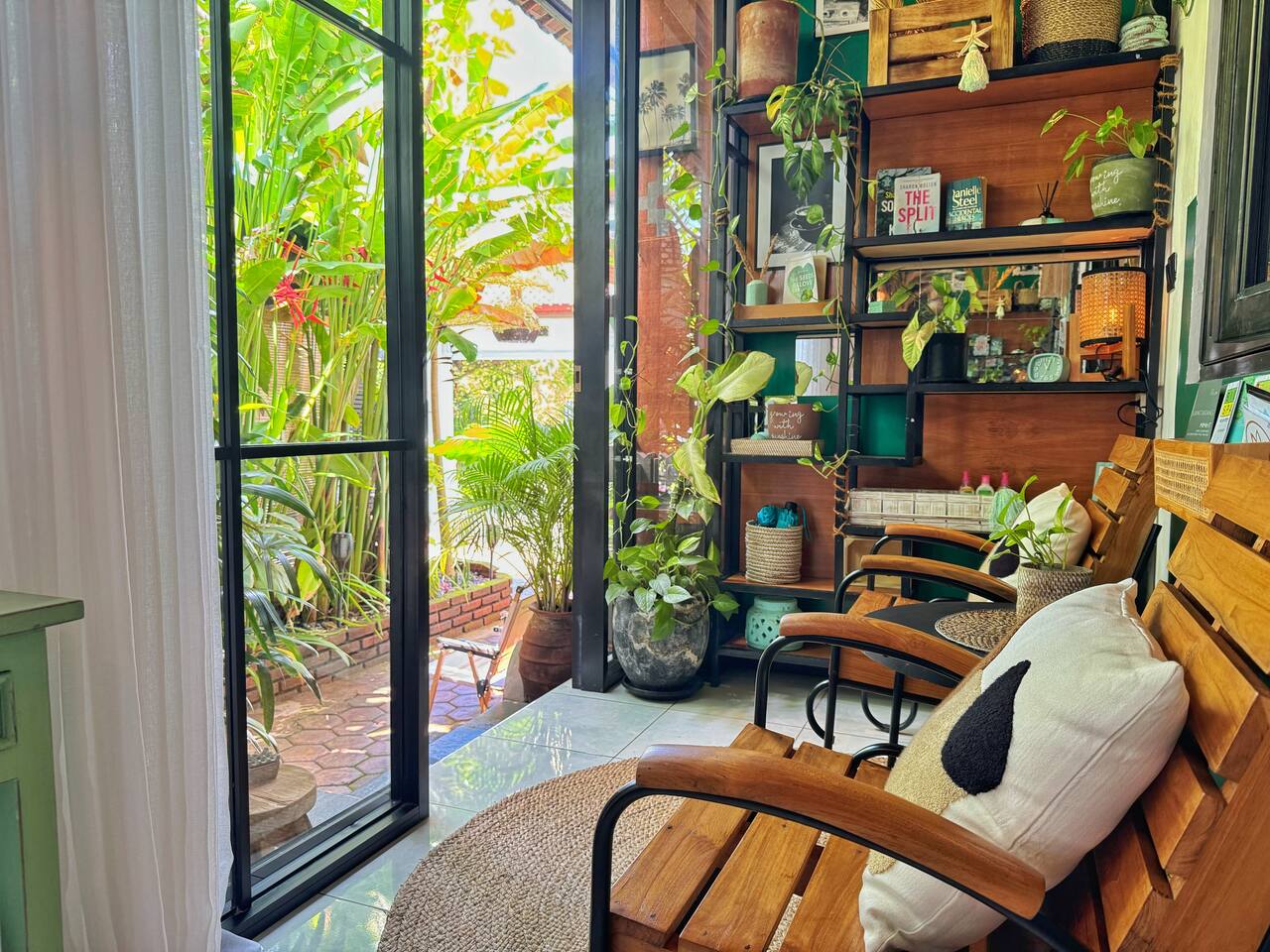 Stylish space, 2 mins walk to Kudeta Beach