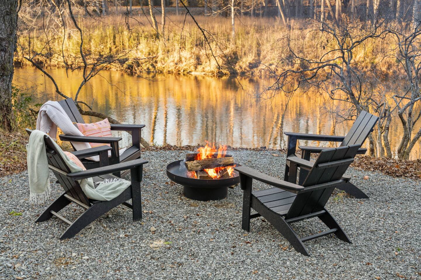 Airstream Riverfront Hot tub Firepit Dreamer