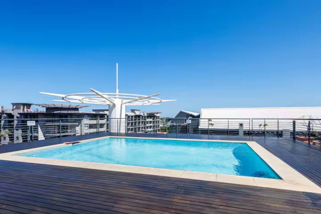 Blue & Grey Escape Rooftop Braai & Pool - Sleeps 6