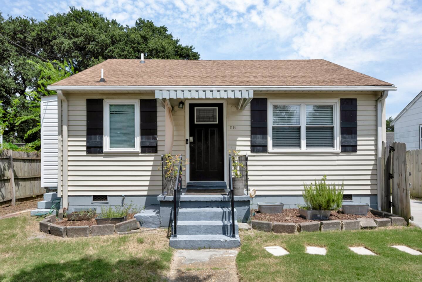 Beach Bungalow 30 days+ W/D + WiFI!