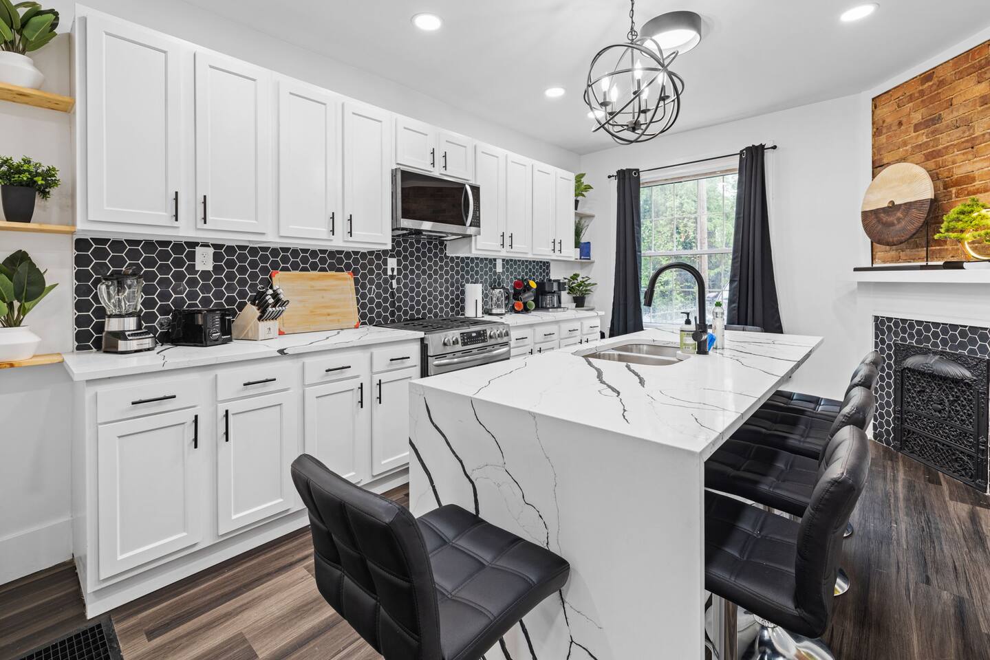 4BR/4BA Close to Downtown w/ Free Street Parking