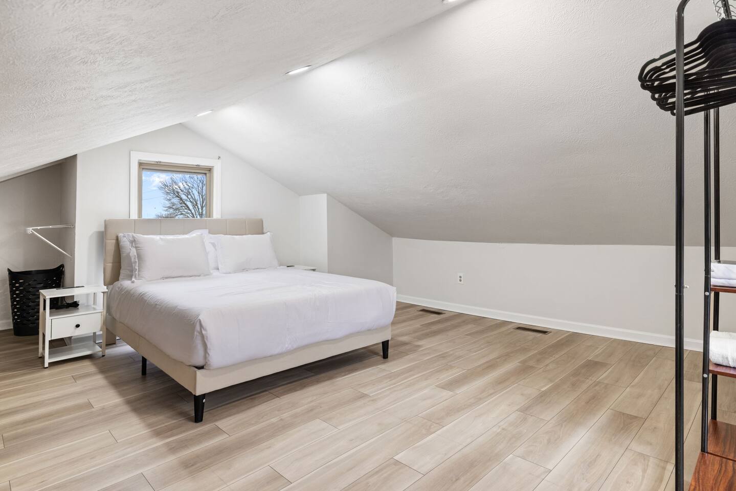 Simple Room, 9 Mins To Downtown