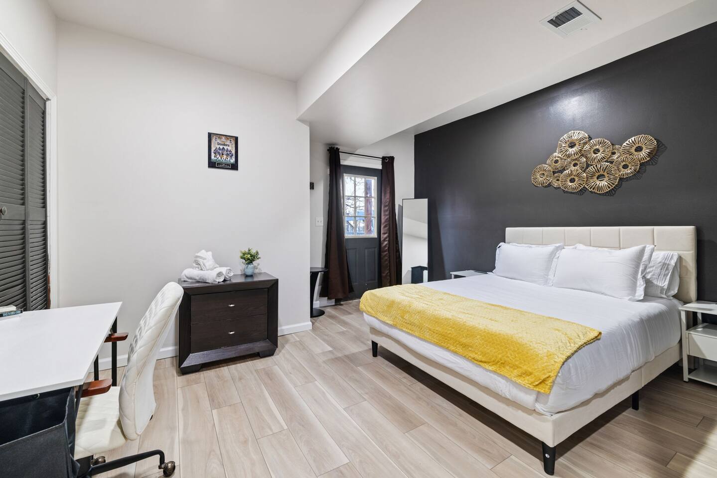 Near Downtown: Cozy Private Room + Bath