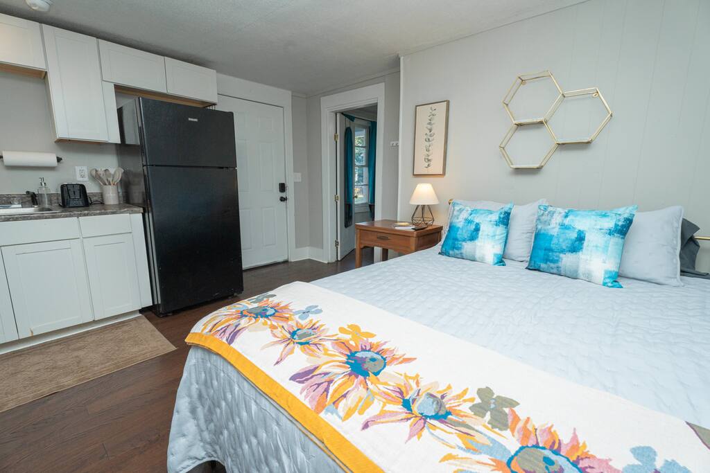 Private 1BR Monthly Stays+ Pup Friendly