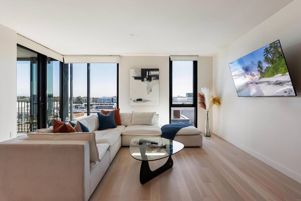 Upscale 2BR in SM’s Finest Coastal Complex