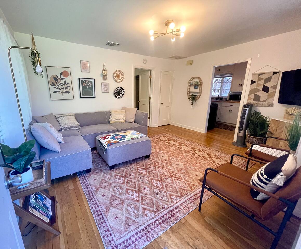 Downtown ATX! Deep Eddy Bungalow #B - Apartment