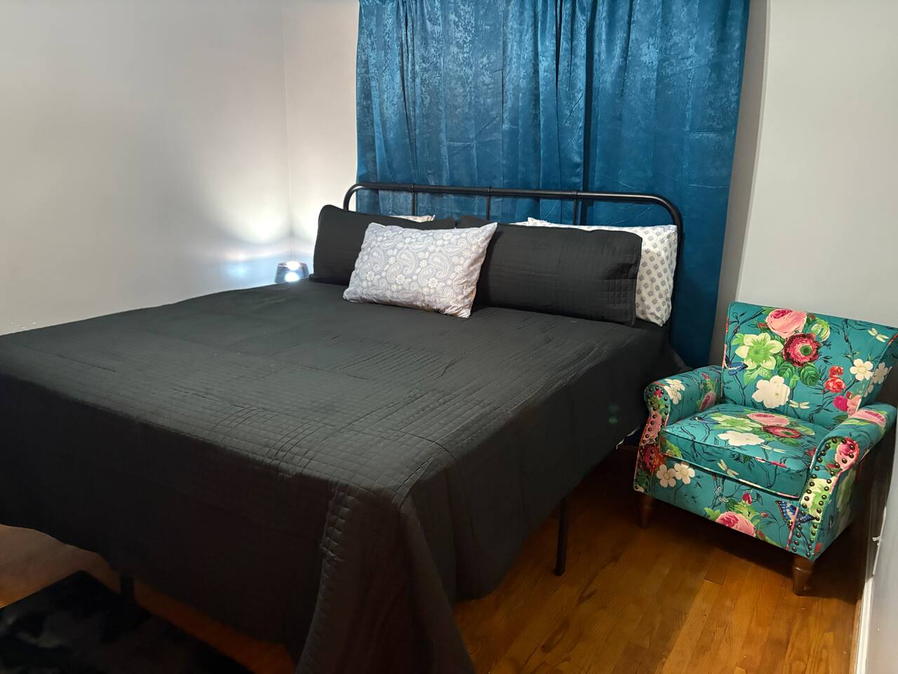 Comfy King Retreat with free Parking