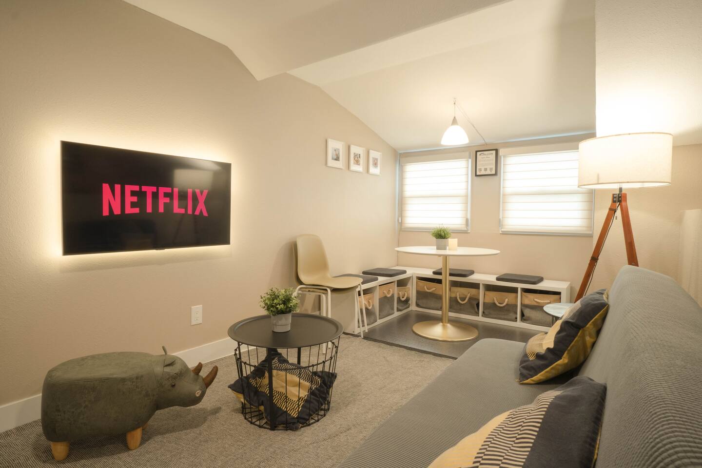 Private Unit, Kitchen, Bath, King Bed - DM-B