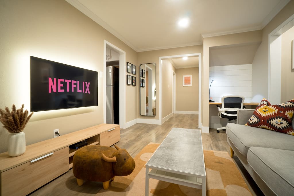 Private Unit, Bath, Kitchen, & King Bed - DM-A