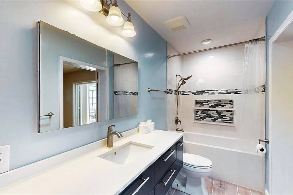 New Listing Specials! 7 Beds-Game Room-Pool-Lake!