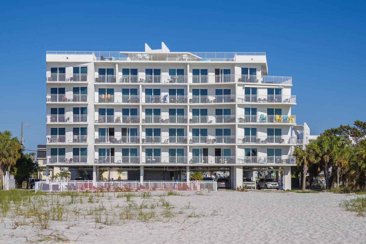 Luxuriate at the Beachfront with huge private deck - Apartment