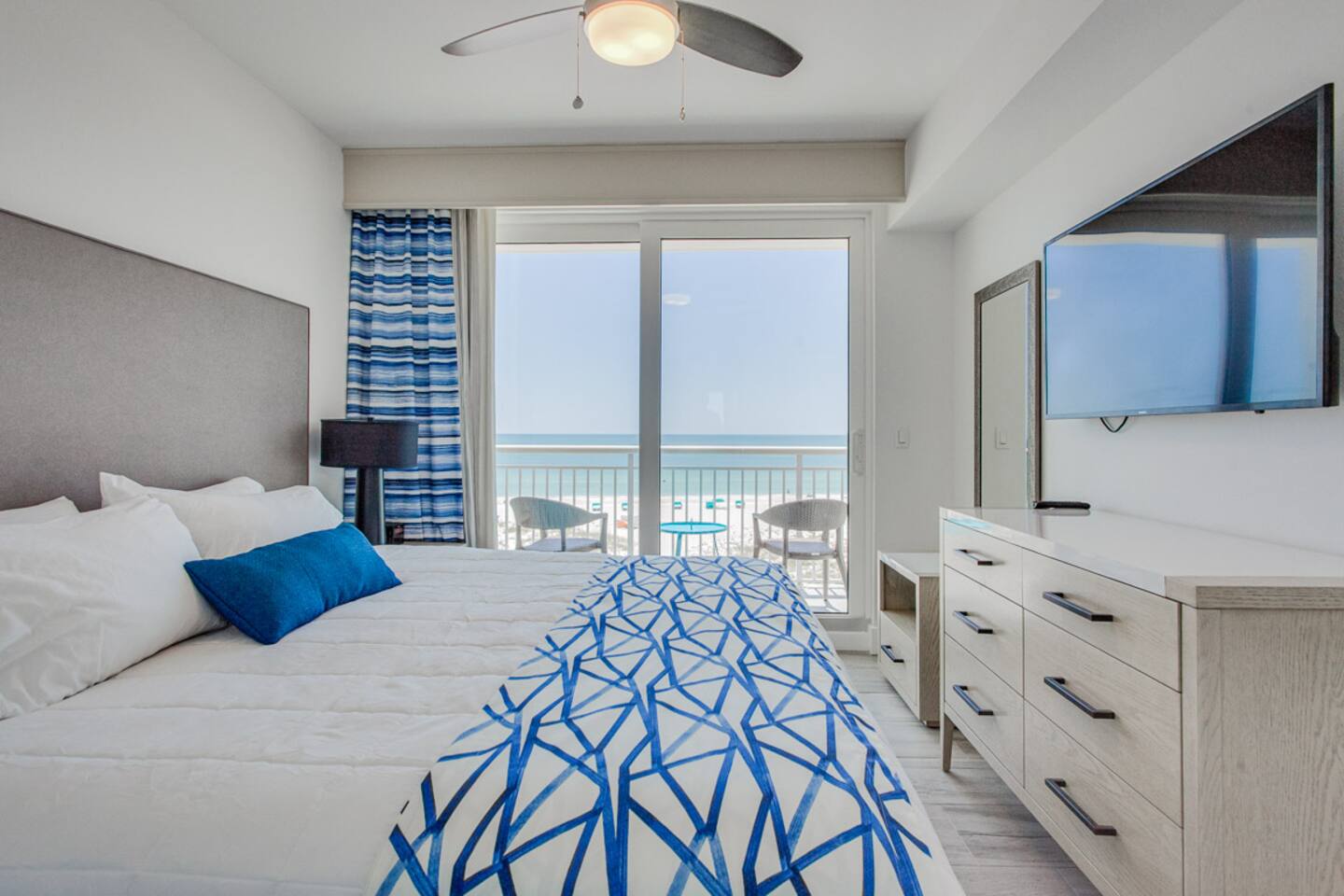 OPEN! Beachfront Beauty- Free Parking | HotTub - Holiday Home