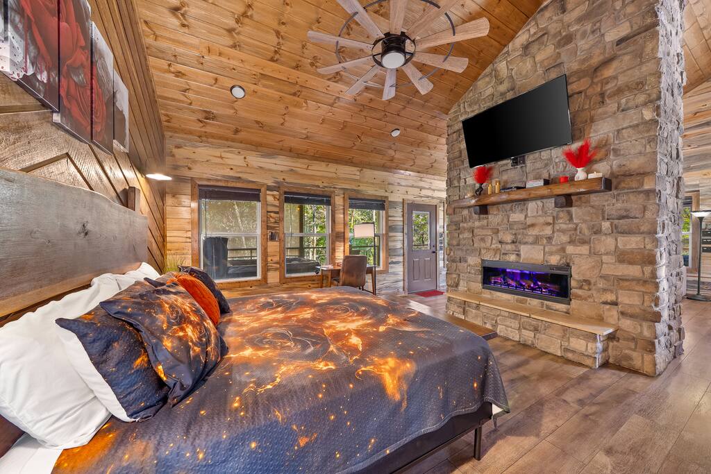 Grill | Creek | Hot Tub | Firepit | Pets