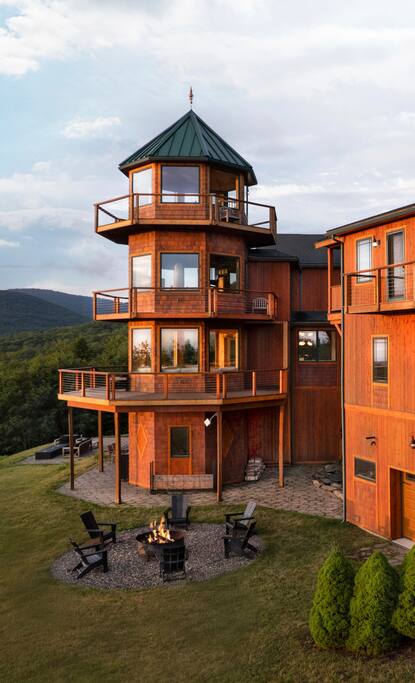 The Summit House | Best Views, Hot Tub, Game Rooms