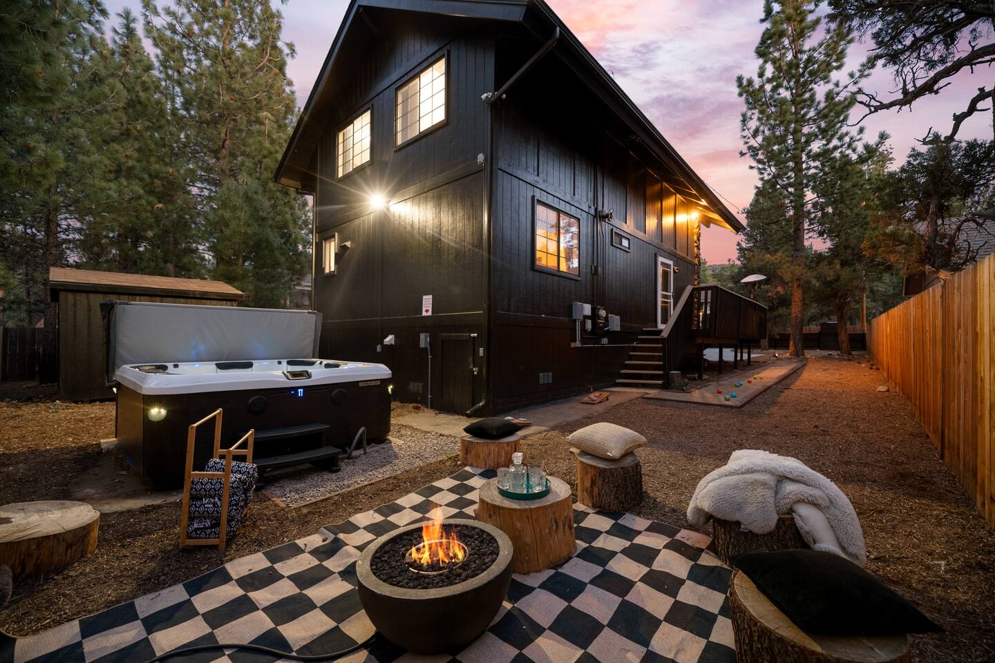 StylishCabin, Spa, GameRm, Dogs, Parking!