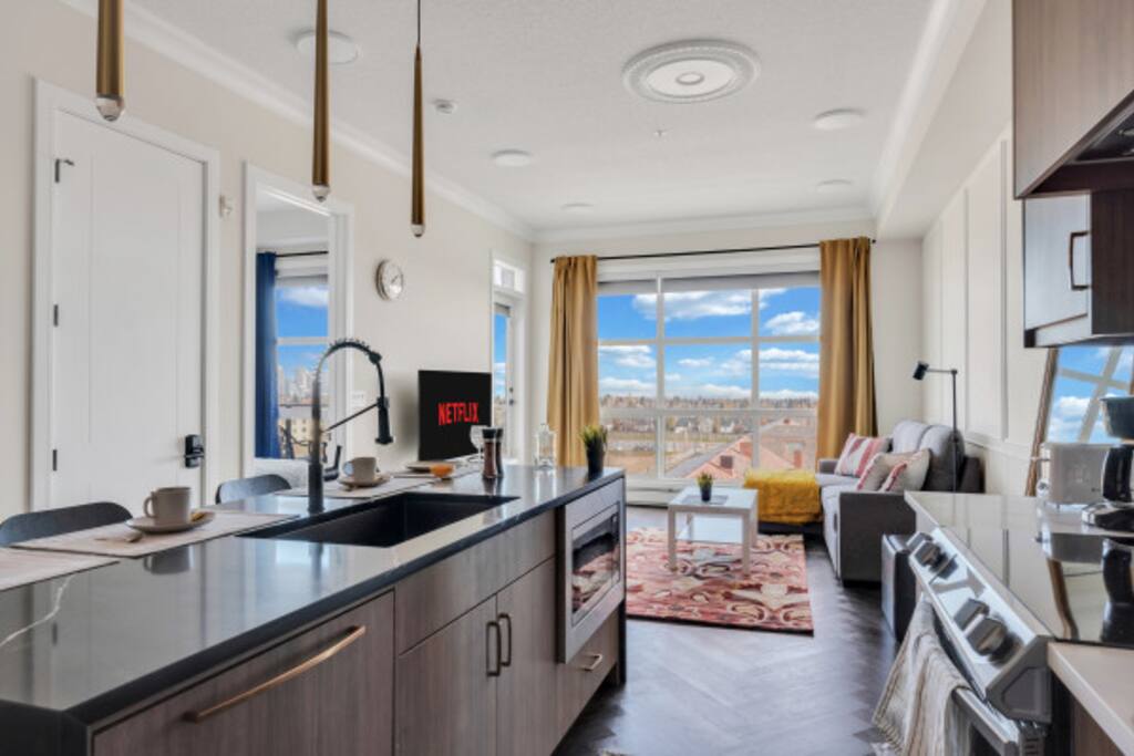 Modern 2BR Condo w/City View,DT, Balcony,F/Parking