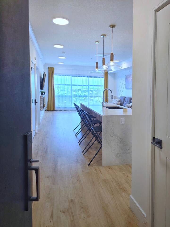 Modern Bright 1BR+ Den Condo DT Balcony, F/Parking