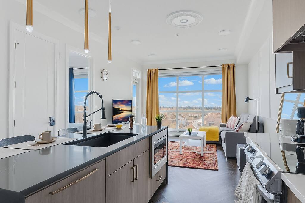 Stylish 2BR Condo City View, DT, Balcony,F/Parking