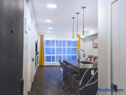Stylish Bright 1BR+Den Condo DT Balcony, F/Parking