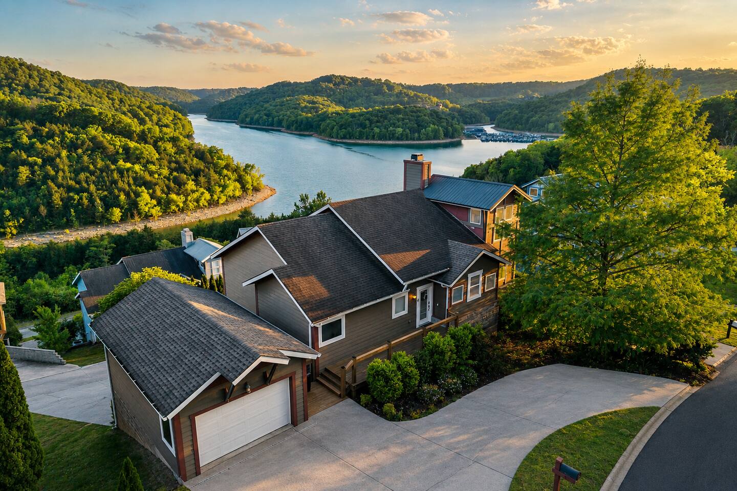 Center Hill Lake House - Lake View/Access w/ Hot Tub & Pool
