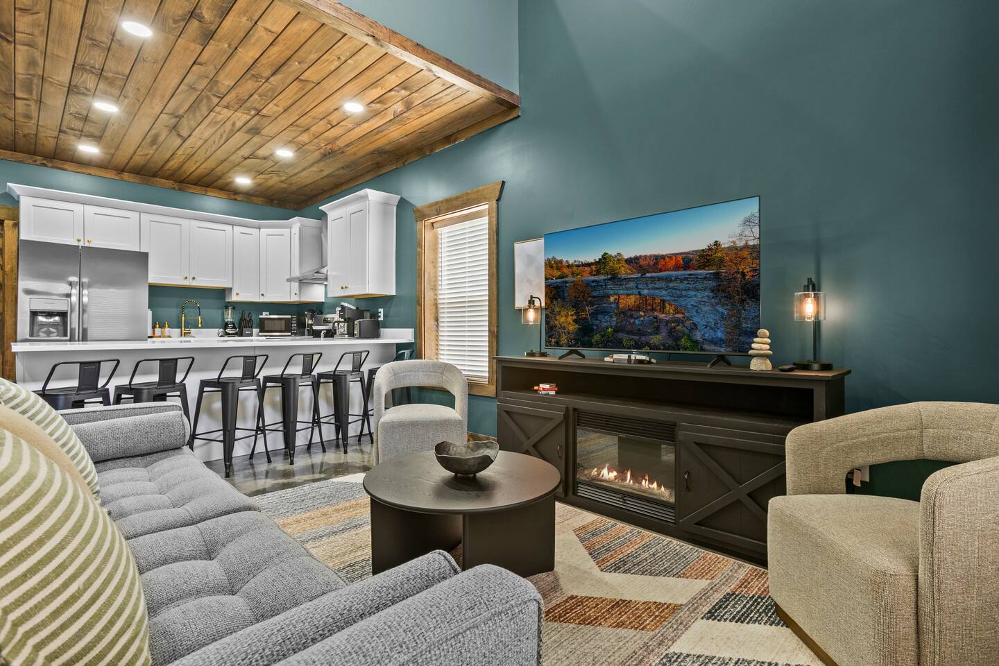 Barndo•Parking•River•Hot Tub