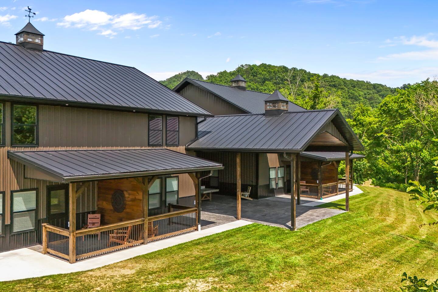 Sleeps 24/ 4 Kitchens / 4 Hot Tubs / 4 Firepits - Holiday Home