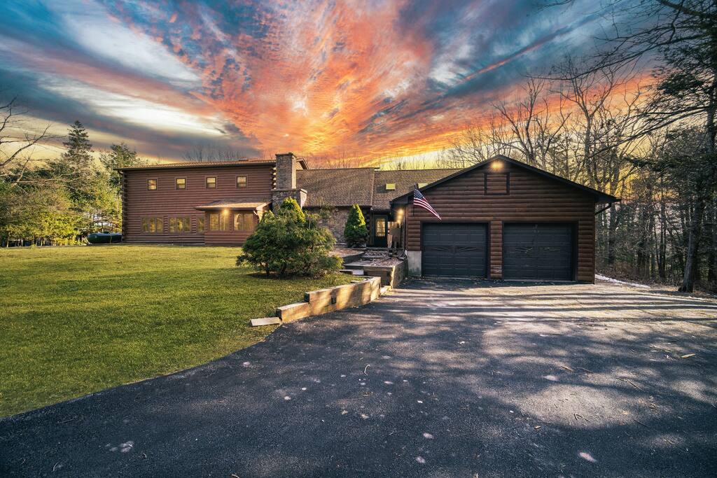 Spacious 8BR Catskills Cabin w/ Game Room & Deck