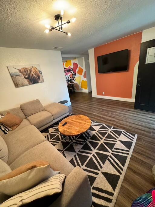 South Austin 3BR w/ Cowboy Pool Sleeps 7