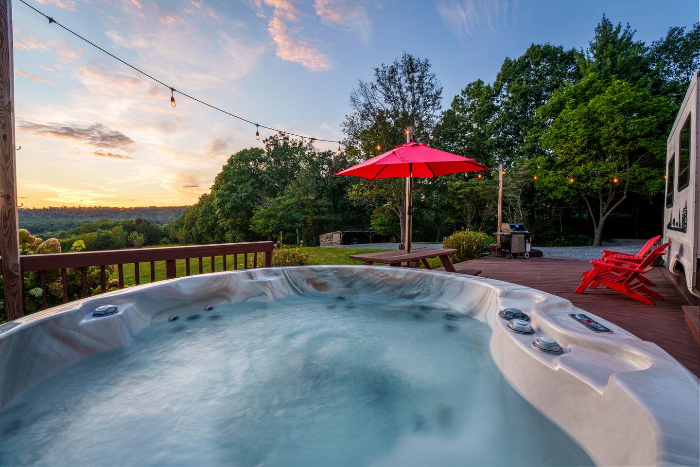 Large Glamper w/ Hot Tub & full bath, amazing view