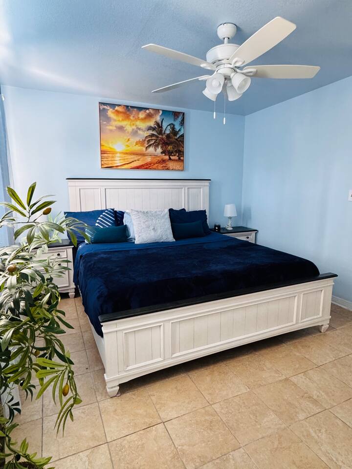 Cozy Apt w King Bed 25 to Beach 20% Off C