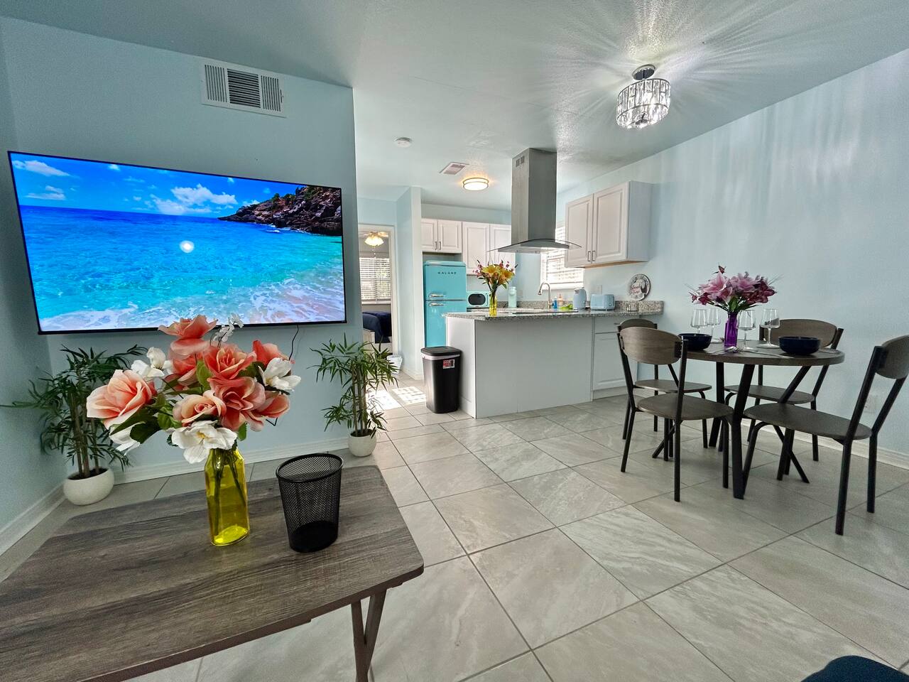 Charming Coastal Getaway Retro Kitchen & King Bed