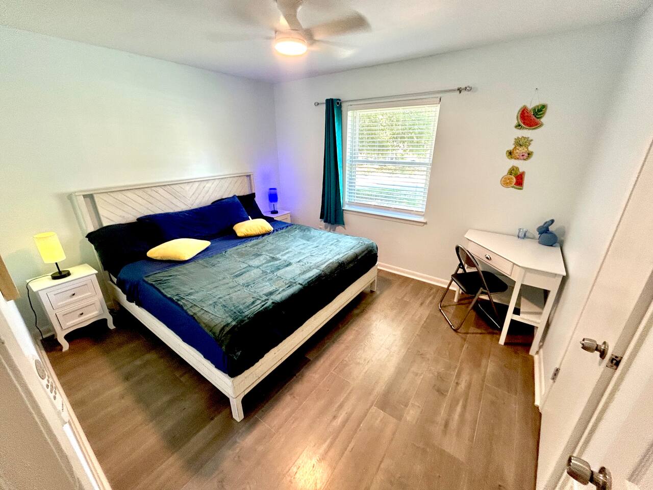 Charming Getaway |2 King Beds l Laundry | Backyard