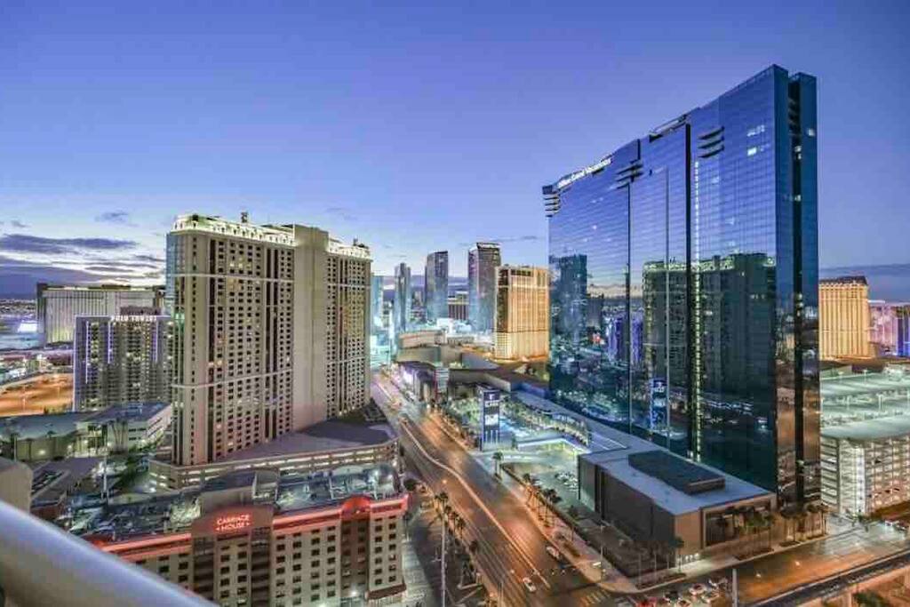 MGM Signature 25th FLR w/F1 view+balcony