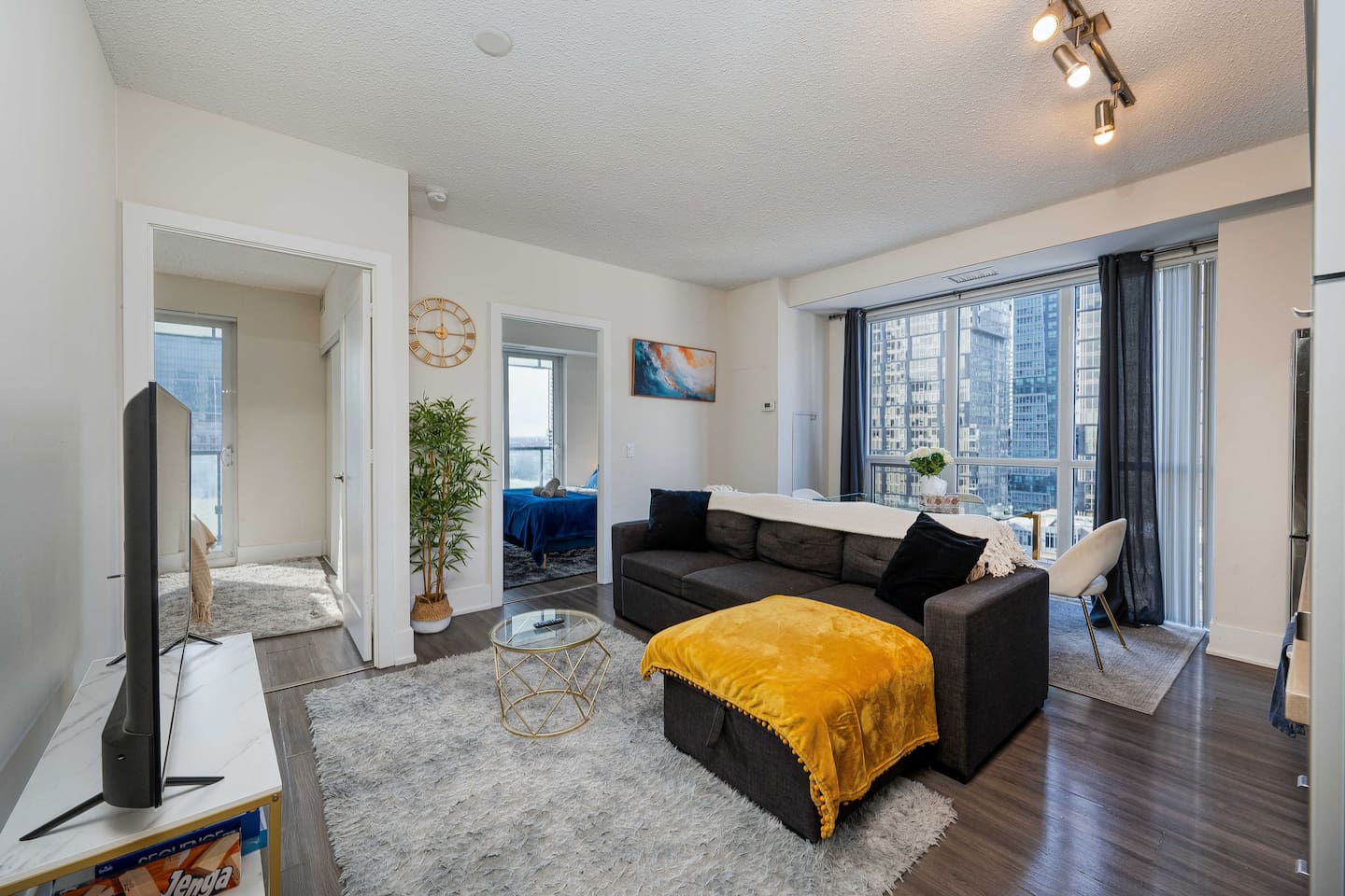 Bright 3BR Condo w/ Roger Centre & Skyline Views