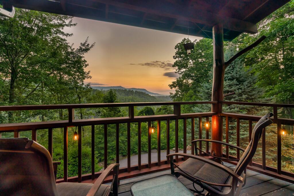 Smoky Mountain Getaway! Mountain Views! Game Room!