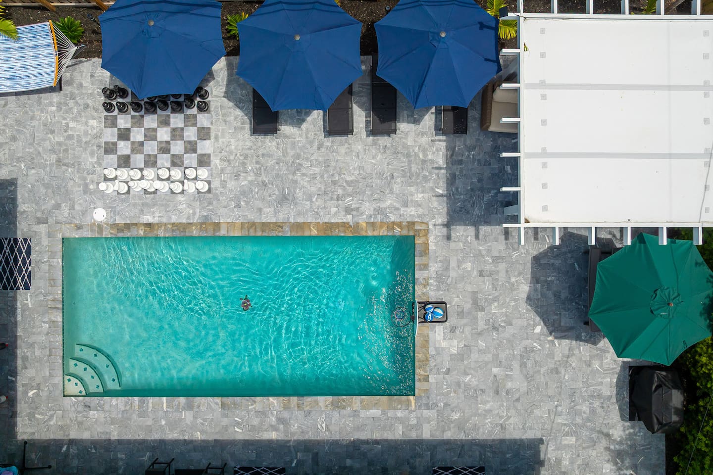 King Bed Luxe/Heated Saltwater Pool / Giant Chess
