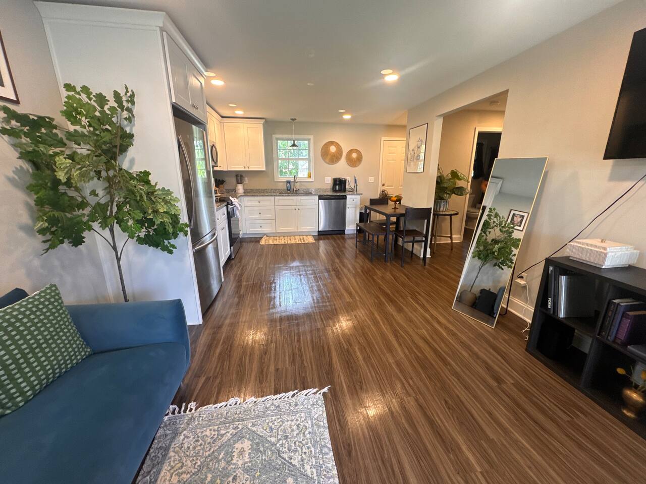 Cute 1BR House tucked away Near DT