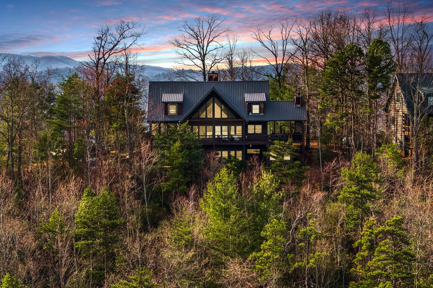 A+ VIEWS | HotTub | King Bed | GameRM | Mins to BR