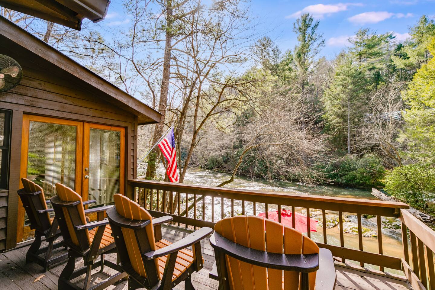 Riverside Cabin: HotTub, Stunning Views, Couples!