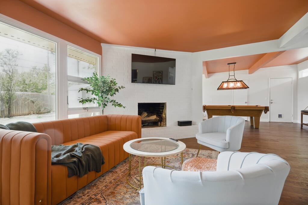 Dollie-Mac: Pool Table | Sleeps 8 | 5 min to TTU