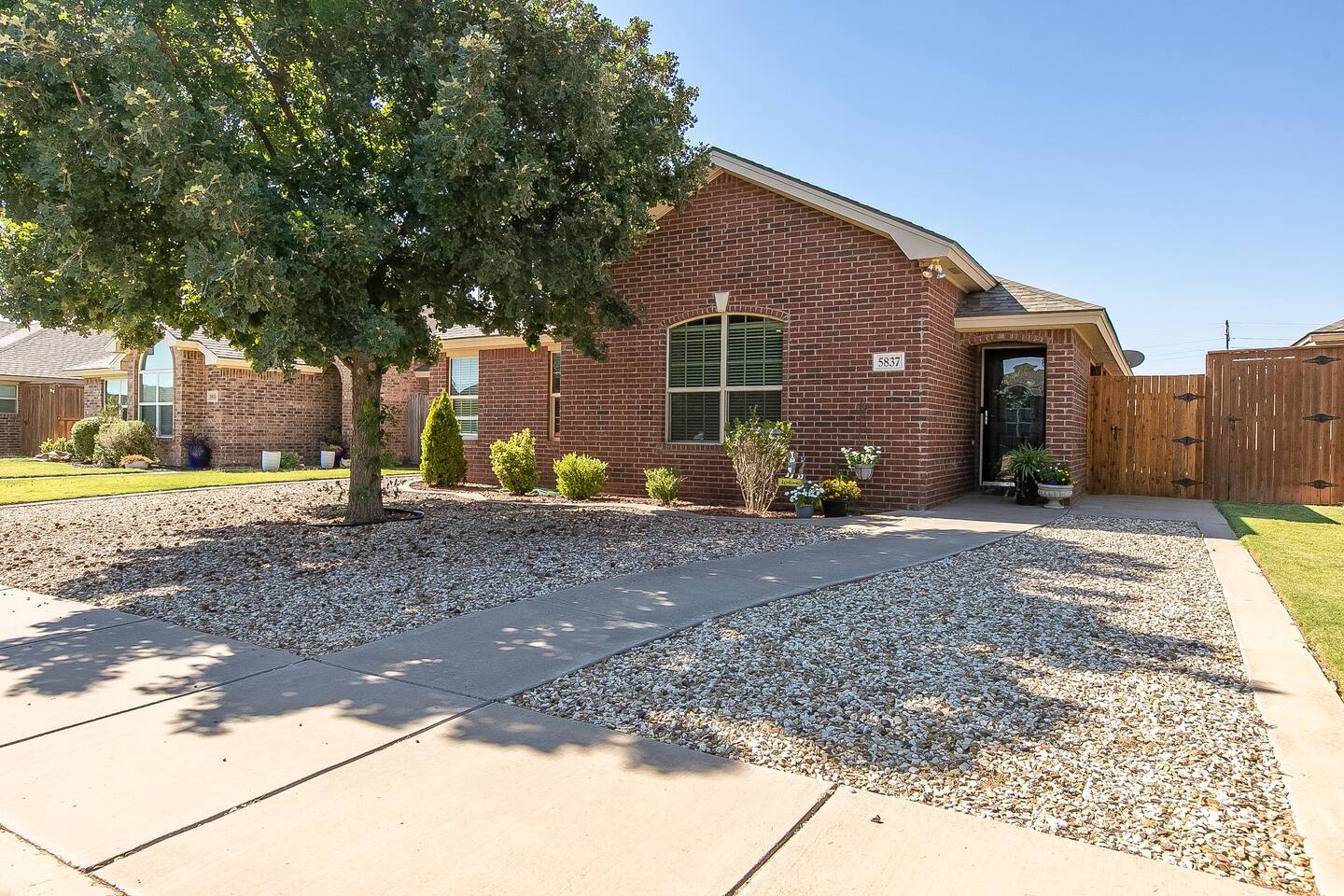 Tucked Away in Southwest LBK *Pet Friendly *Garage