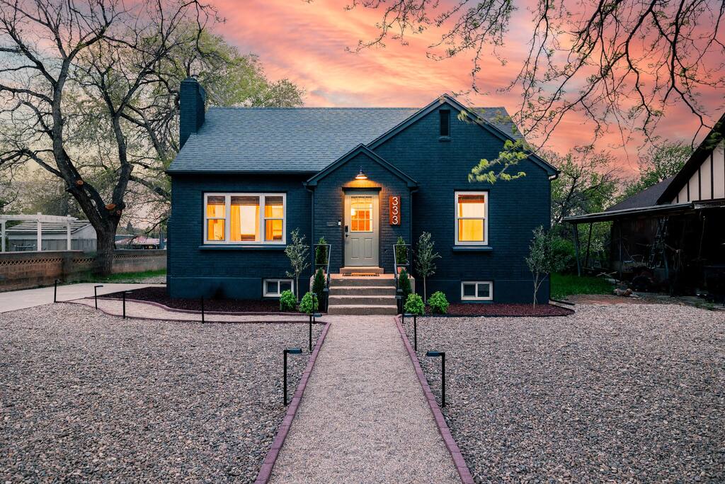 Main Home + Private Apt | Sleeps 10